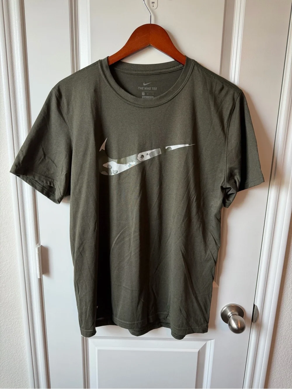 ⚡️Nike Men's Olive Green Crewneck T-Shirt with Camo Swoosh